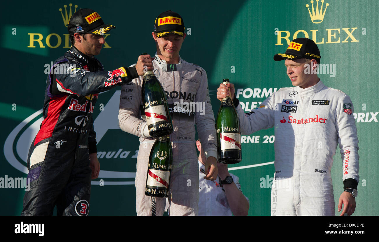 (140316)--MELBOURNE, 16. März 2014 (Xinhua)--Mercedes GP Formel 1-Fahrer Nico Rosberg (C) Deutschland, Red Bull Racing Formel-1-Fahrer Daniel Ricciardo (L) von Australien und McLaren Formel-1-Fahrer Kevin Magnussen von Dänemark auf dem Podium nach der Formel Eins Australian Grand Prix im Albert Park Circuit in Melbourne, Australien am 16. März 2014 feiern. (Xinhua/Bai Xue) Stockfoto