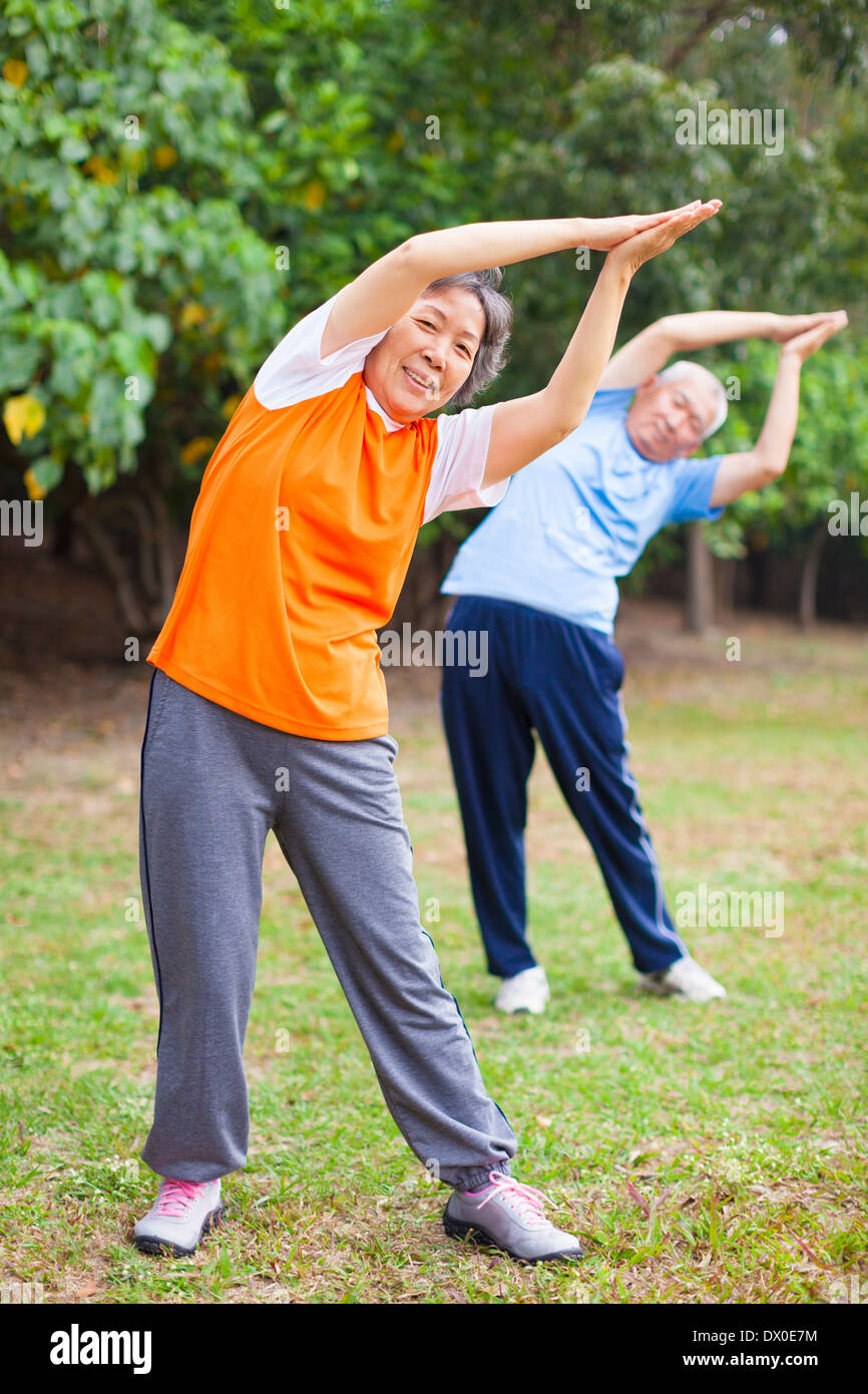 Älteres paar Gymnastik im Park Stockfoto