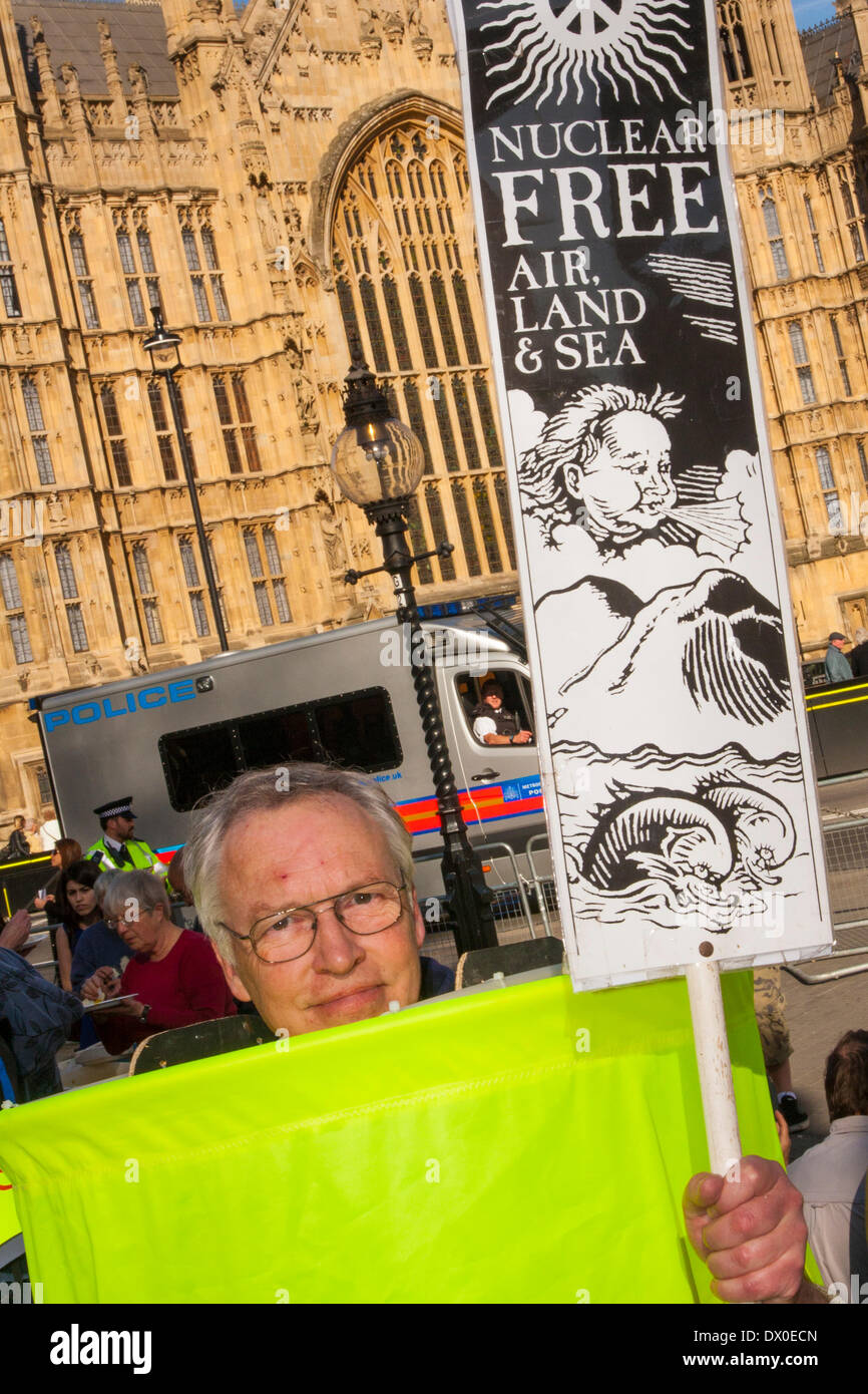London, 15. März 2014. Anti-atomare-Aktivisten demonstrieren außerhalb des Parlaments daran, die dreifache Kernschmelze in Fukushima nach dem verheerenden Tsunami 2011. Stockfoto