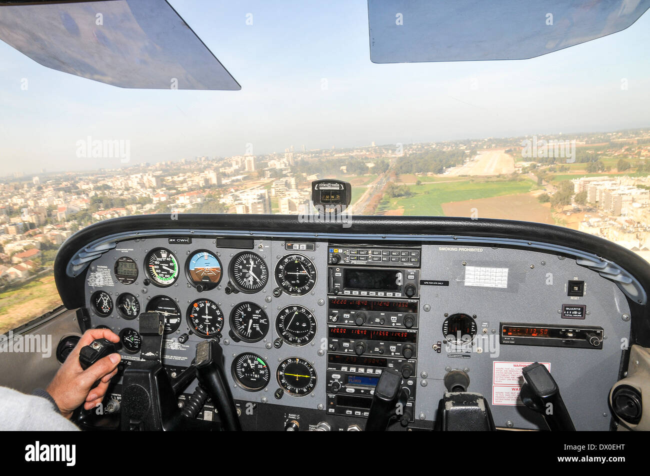 Cessna Skyhawk Besteuerung zum Start. Aus fotografiert dem Cockpit heraus Stockfoto