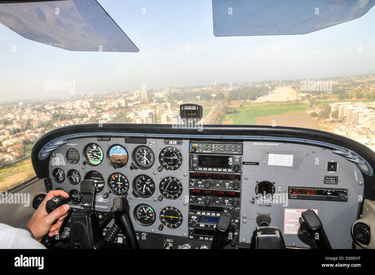 Cessna Skyhawk Besteuerung zum Start. Aus fotografiert dem Cockpit heraus  Stockfotografie - Alamy