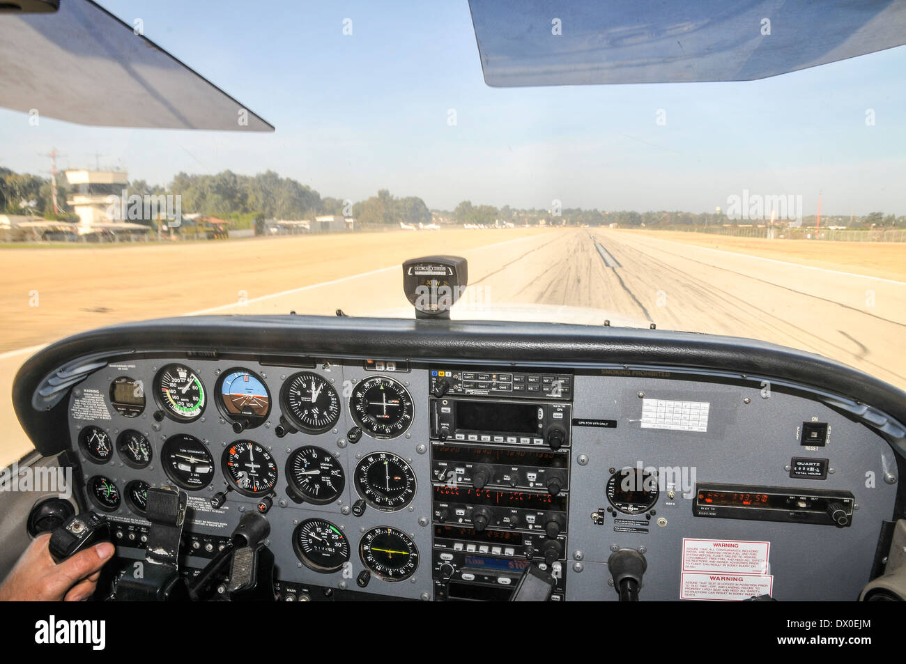 Cessna Skyhawk Besteuerung zum Start. Aus fotografiert dem Cockpit heraus Stockfoto