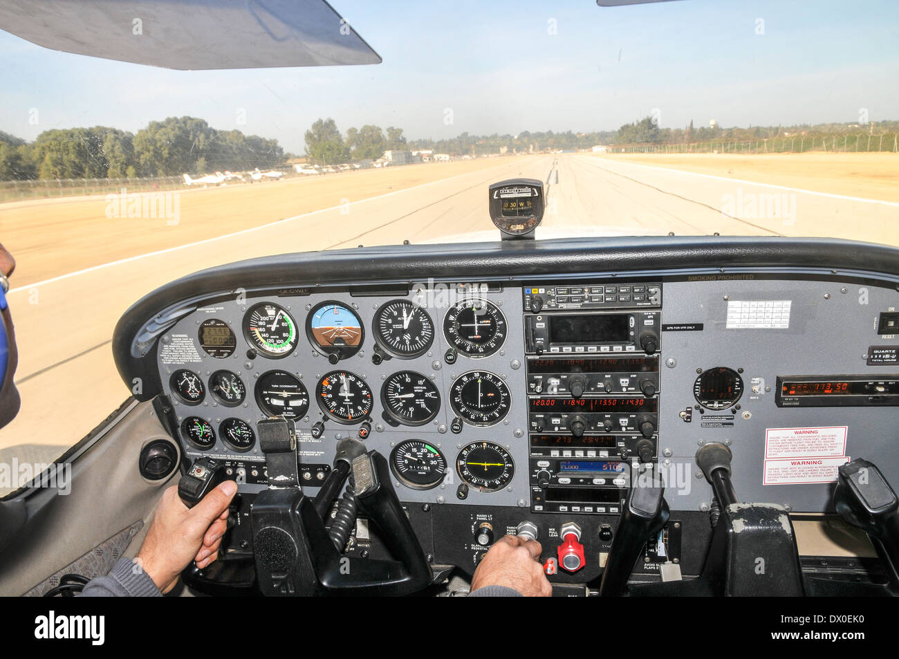 Cessna Skyhawk Besteuerung zum Start. Aus fotografiert dem Cockpit heraus Stockfoto