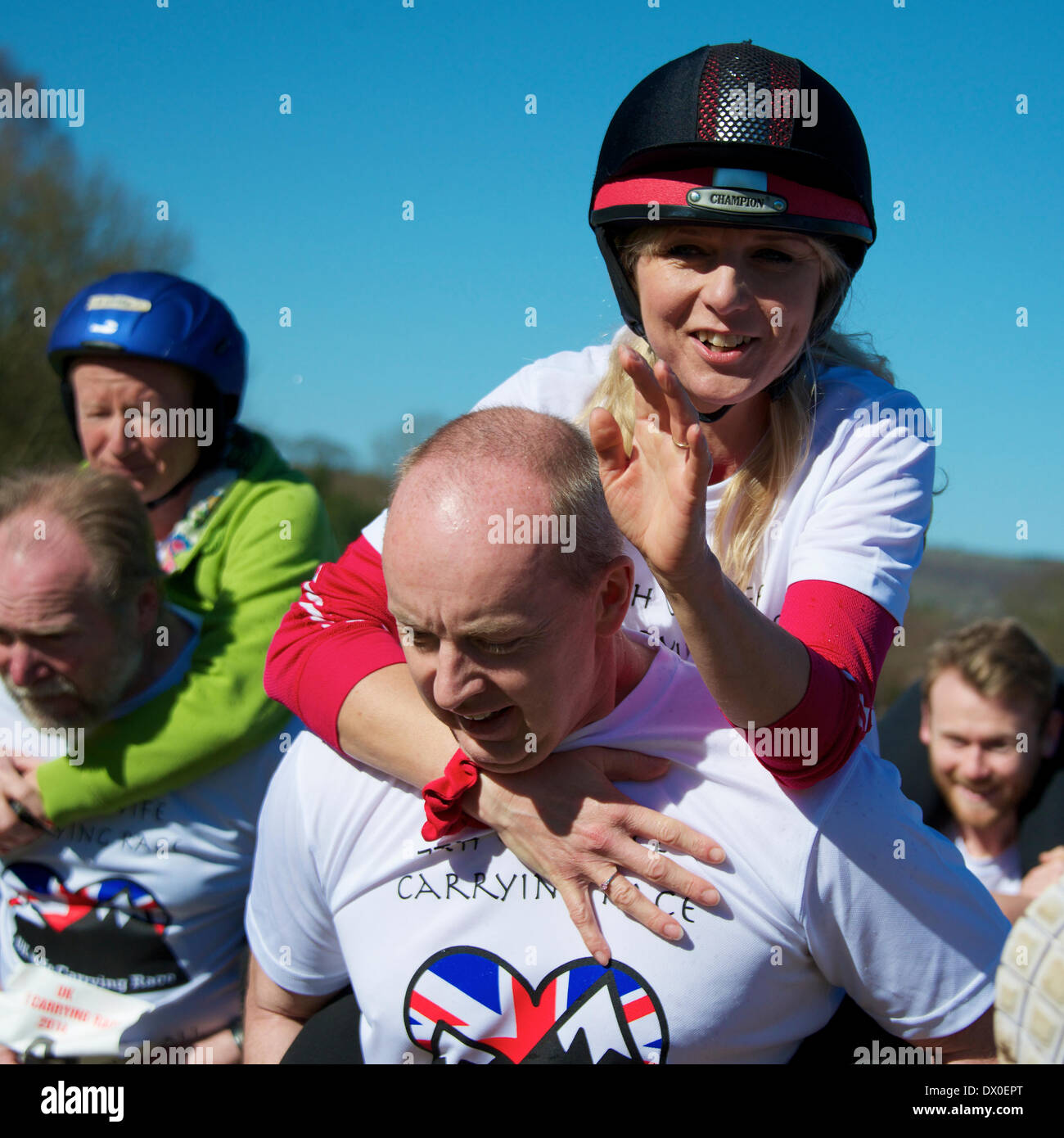 Dorking, Surrey. Sonntag, 16. März 2014. Das 7. UK Frau tragen Rennen findet an der Nower Dorking. Bild zeigt Nick Gosling mit 60kg Joanna Gosling Credit: Foto von Lindsay Constable / Alamy Live News Stockfoto