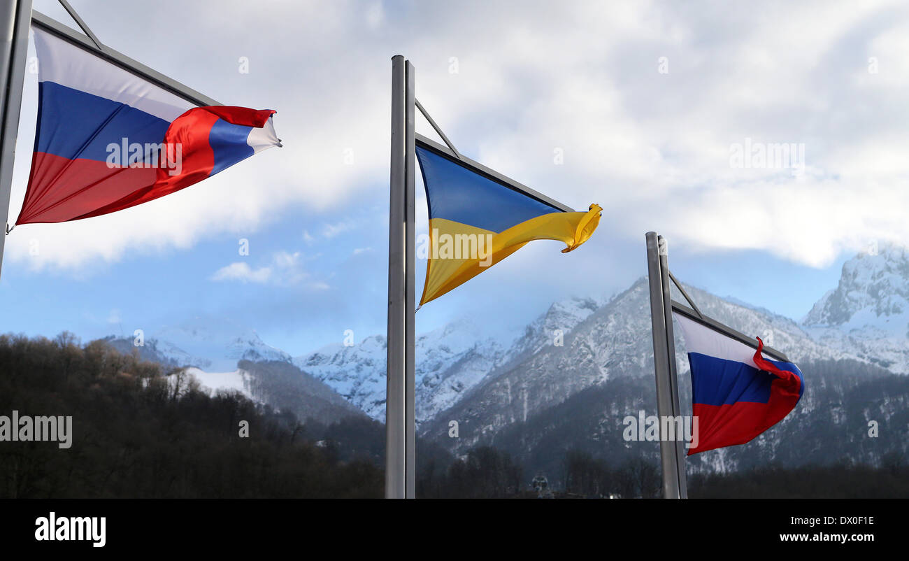 Flaggen der Ukraine und Russland fliegen während der Siegerehrung in der Paralympischen Winterspiele in Sotschi 2014, Krasnaya Polyana, Russland, 15. März 2014. Foto: JAN WOITAS/dpa Stockfoto