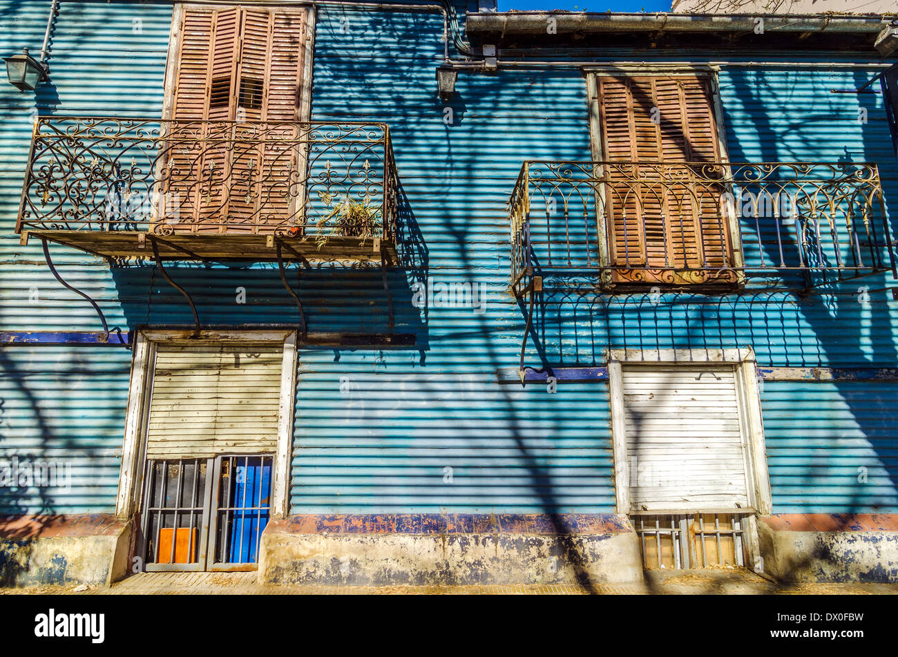 Blaue Wellpappe Abstellgleis eines alten Gebäudes in La Boca-Viertel von Buenos Aires, Argentinien Stockfoto