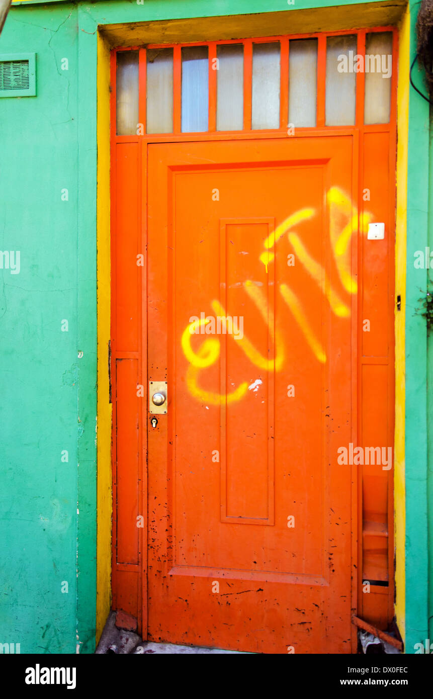 Eine orange Tür mit Graffiti gekritzelt drauf im Viertel La Boca in Buenos Aires, Argentinien Stockfoto