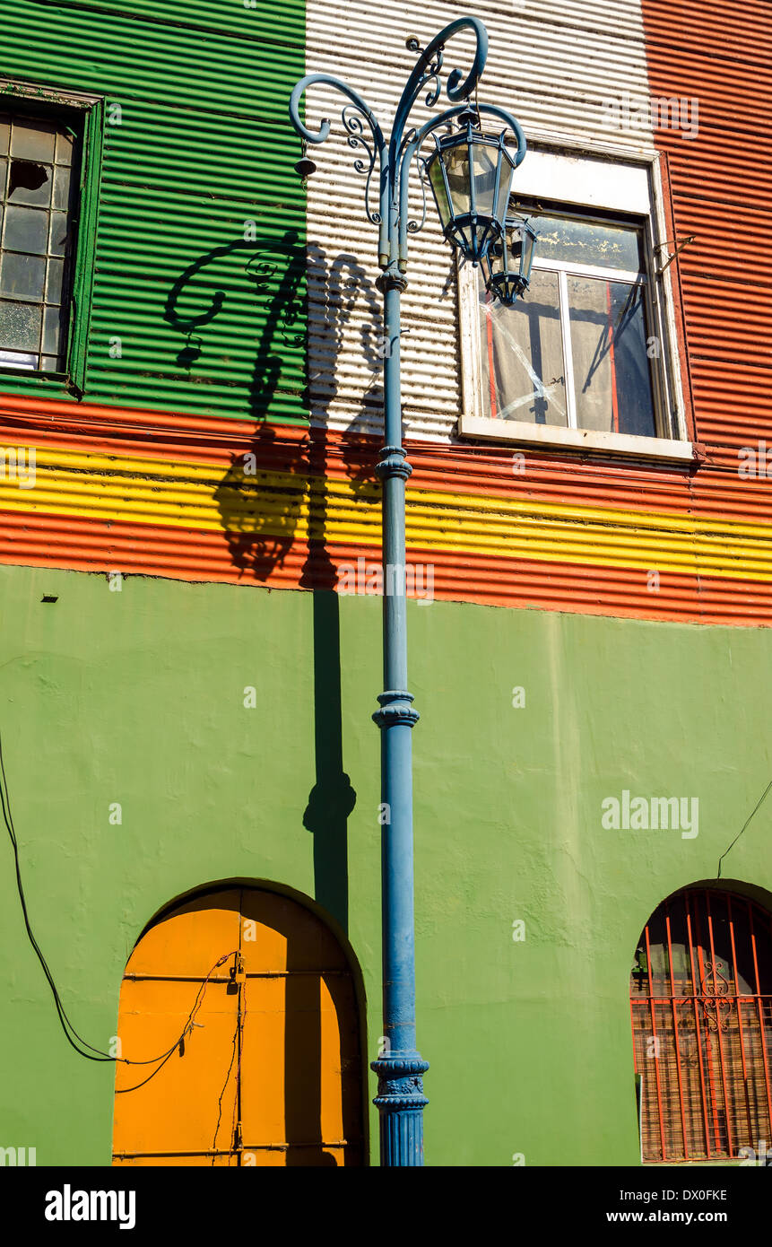 Straßenlaterne, die inmitten einer bunten Wand La Boca-Viertel von Buenos Aires, Argentinien Stockfoto