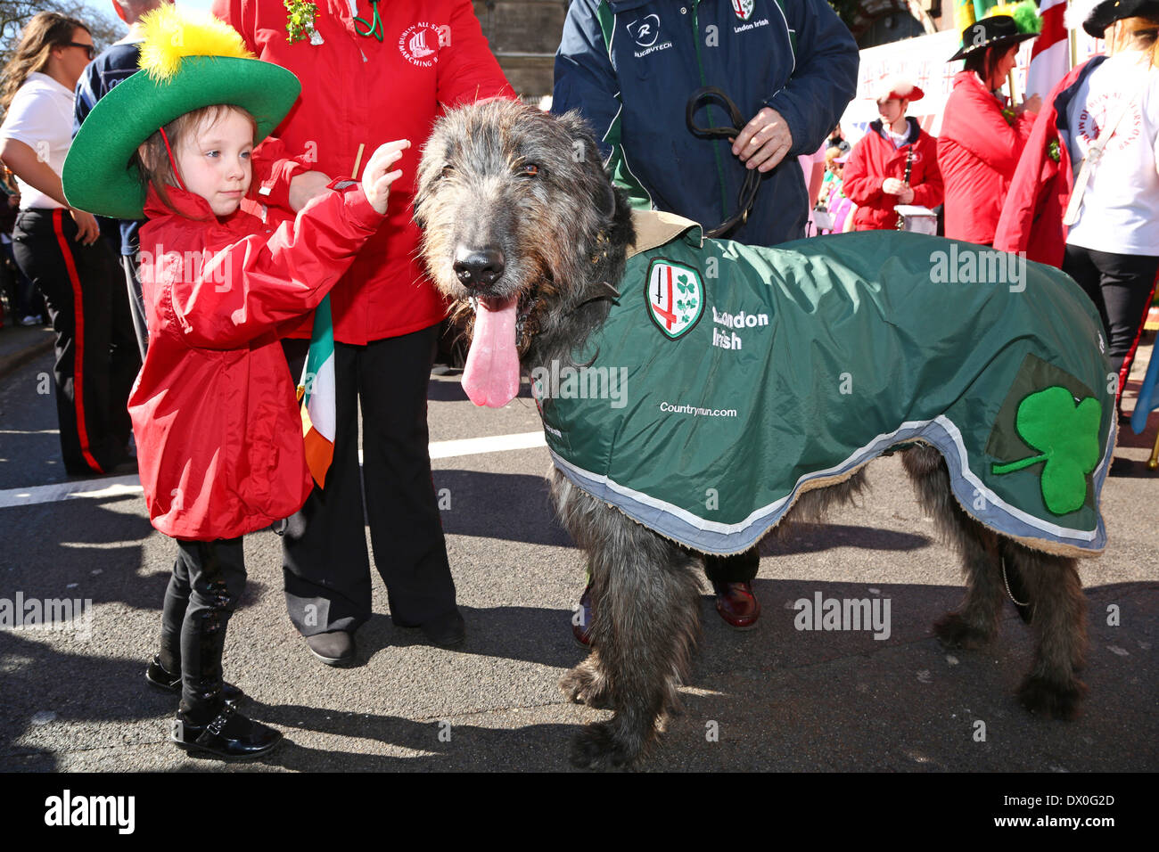 London, UK. 16. März 2014. Lucy Hefferman trifft das London Irish Maskottchen, ein irischer Wolfshund genannt Mr Nial an der St. Patricks Day Parade 2014 in London, England-Credit: Paul Brown/Alamy Live News Stockfoto