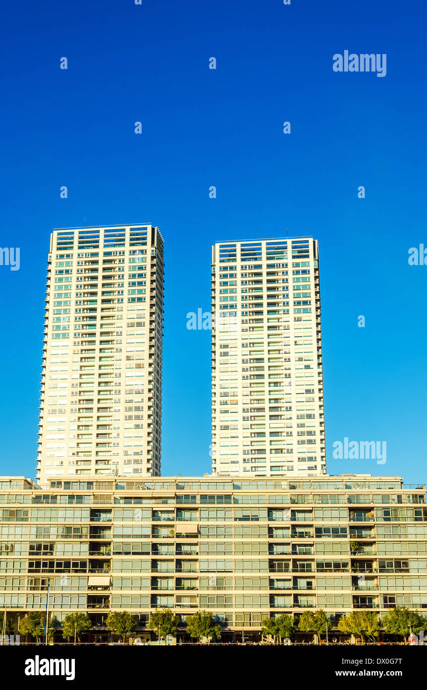 Fassaden der Apartment-Hochhäuser im Stadtteil Puerto Madero in Buenos Aires Stockfoto