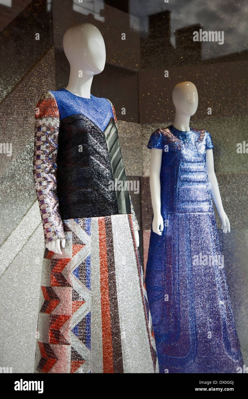 Ein Bild von High-Fashion-Schaufensterpuppen im Schaufenster Selfridges, London, UK. Stockfoto