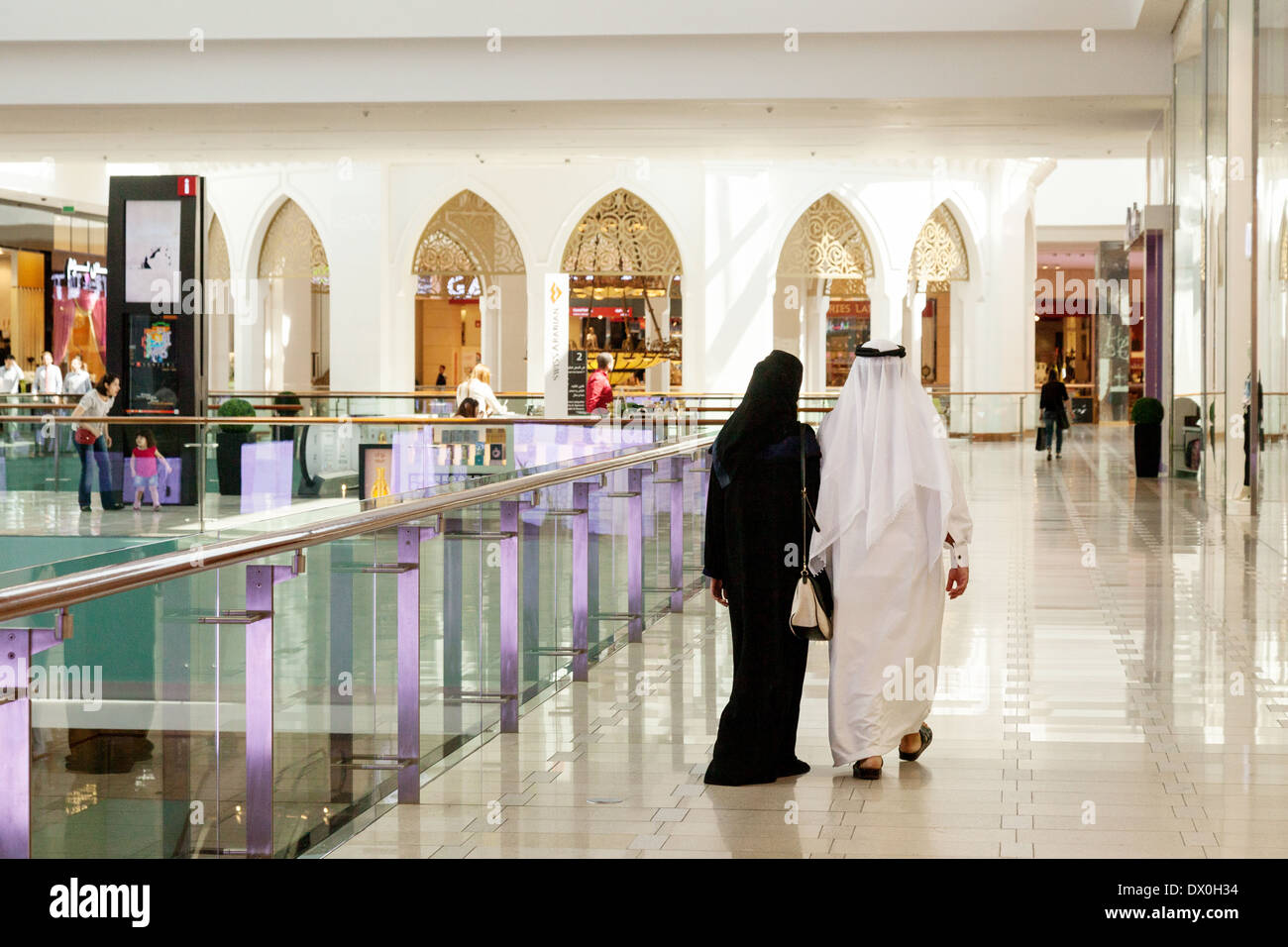 Arabische paar zu Fuß in der Dubai Mall, Dubai, Vereinigte Arabische Emirate, naher Vereinigte Arabische Emirate, Osten Stockfoto