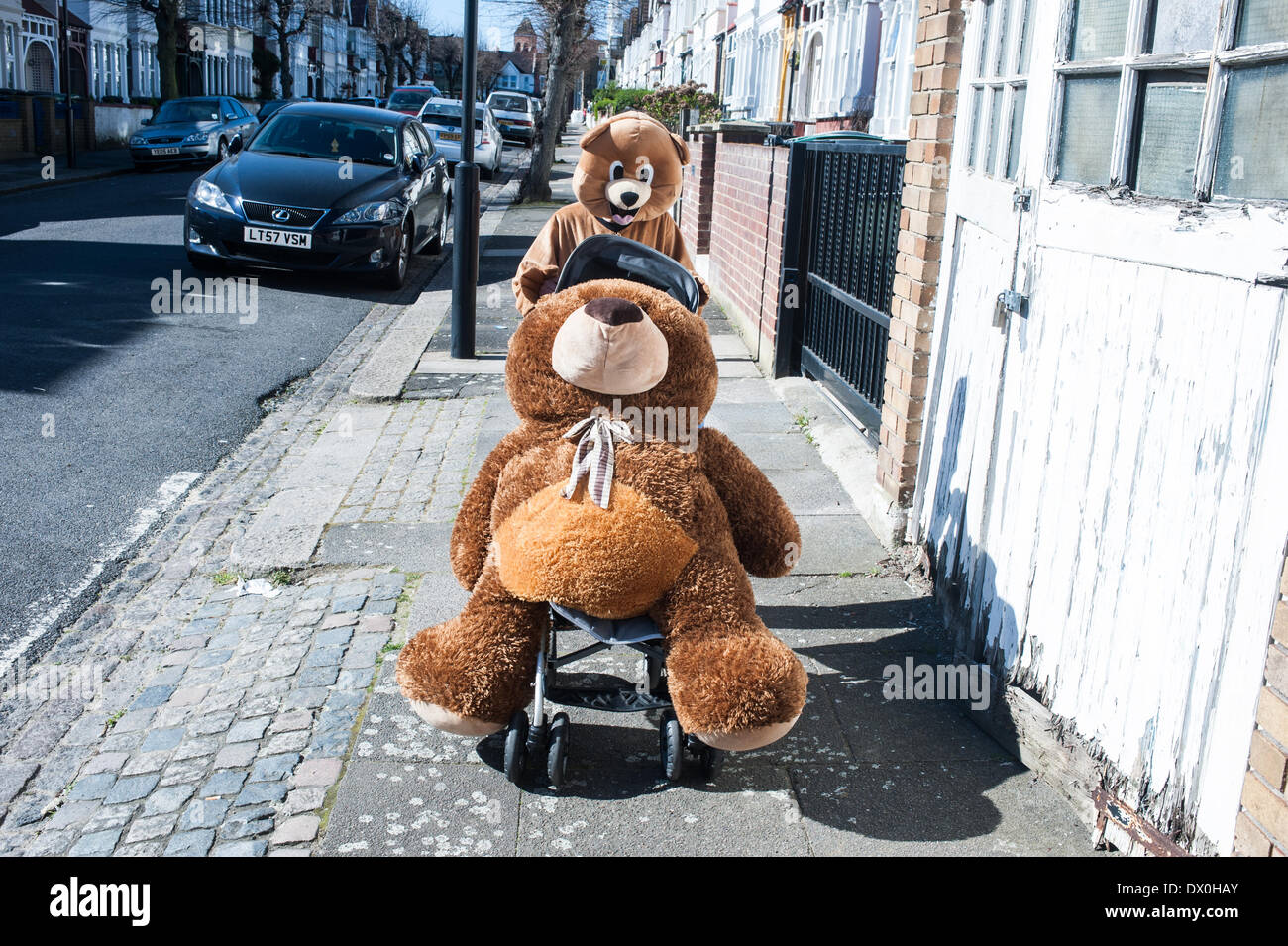 London, UK. 16. März 2014.  Gekleidet in schicke Klamotten, junge Männer aus der orthodoxen jüdischen Gemeinde in Stamford Hill das fest von Purim feiern, tanzen und singen in den Straßen am Klang des Yiddish Music und Besuch von wohlhabenden Geschäftsleuten sammeln für ihre Wohltätigkeit Credit: Piero Cruciatti/Alamy Live News Stockfoto