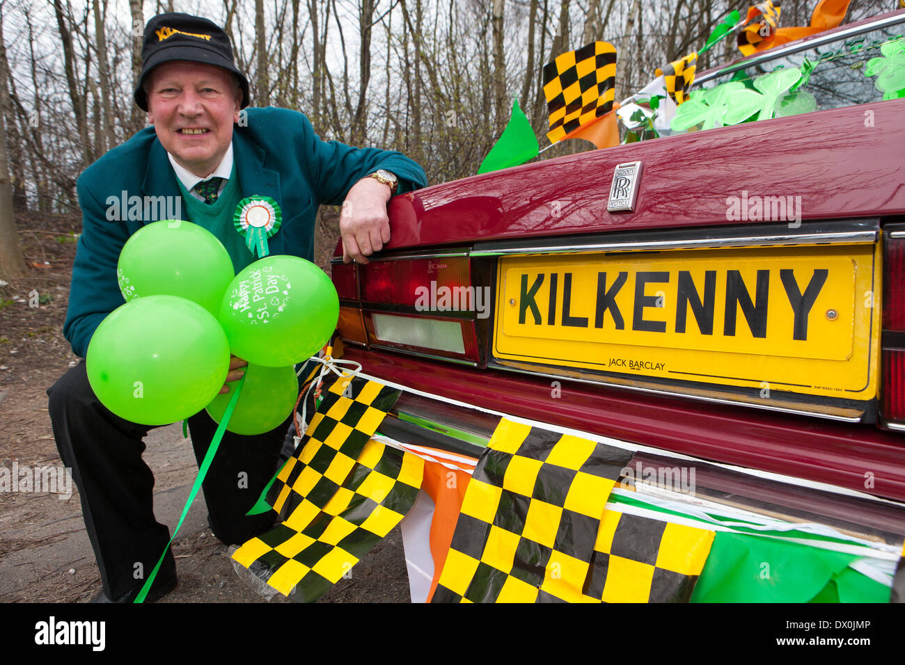 Manchester UK, 16. März 2014.    Herr Patrick Rafter mit seinem Rolls-Royce-Kilkenny am St. Patricks Tag religiöse Prozession in Manchester.  Fest des Heiligen Patrick (Irisch: Lá Fhéile Pádraig, "der Tag des Festival of Patrick") ist ein kultureller und religiöser Feiertag gefeiert jedes Jahr am 17. März, dem Todesdatum des allgemein anerkannten Schutzheiligen von Irland, Saint Patrick. Bildnachweis: Cernan Elias/Alamy Live-Nachrichten Stockfoto