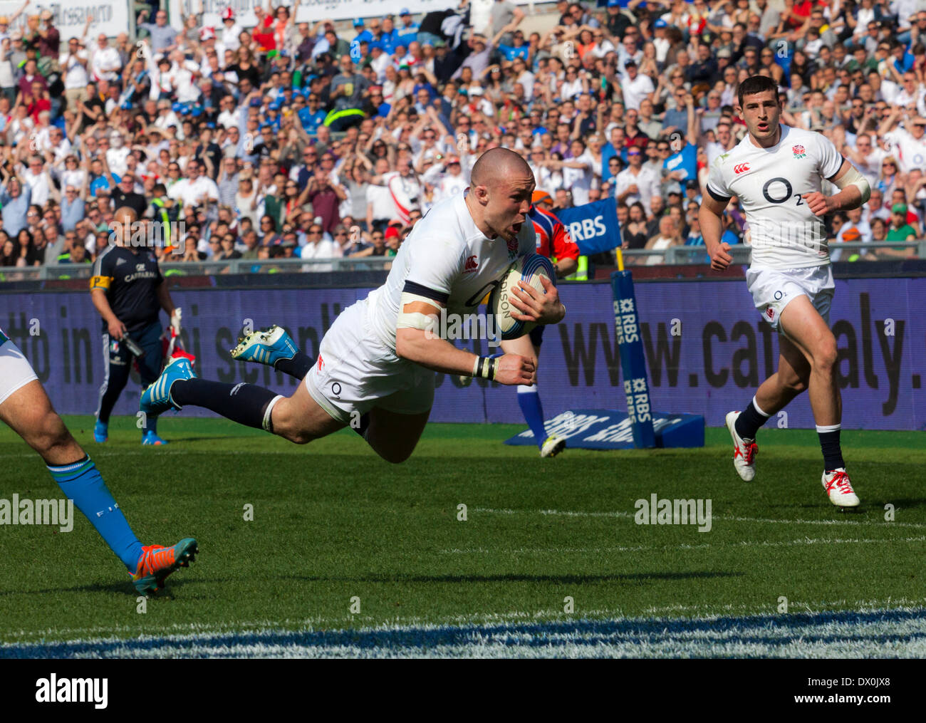 Italien / England. RBS 6 Nations Rugby. , Rom, Italien, 15.03.14. England schlug Italien um 52 Punkte auf 11 im Stadio Olimpico. Mike Brown punktet Englands zweiten Versuch. Stockfoto