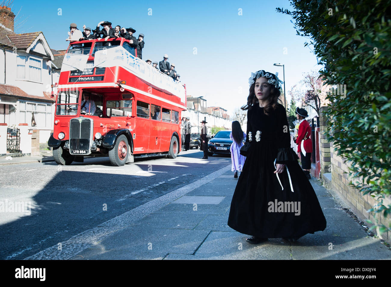 London, UK - 16. März 2014: eine Mädchen, gekleidet in ein schickes Tuch von der orthodoxen jüdischen Gemeinde in Stamford Hill feiern das fest von Purim, tanzen und singen in den Straßen am Klang des Yiddish Music und wohlhabende Geschäftsleuten sammeln für ihre Wohltätigkeit zu besuchen Stockfoto