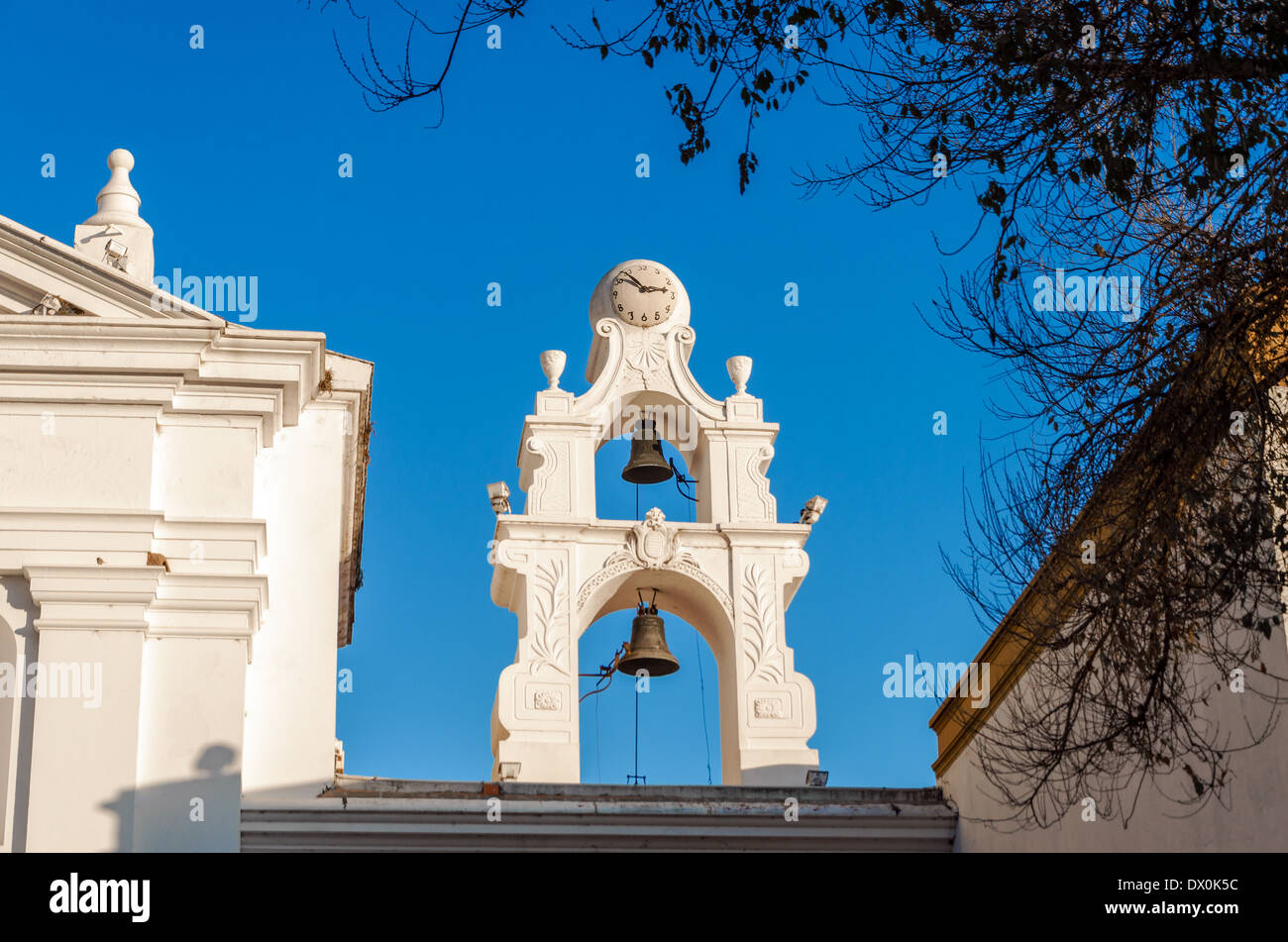 Glocken auf eine weiße Kirche in Recoleta-Viertel von Buenos Aires, Argentinien Stockfoto