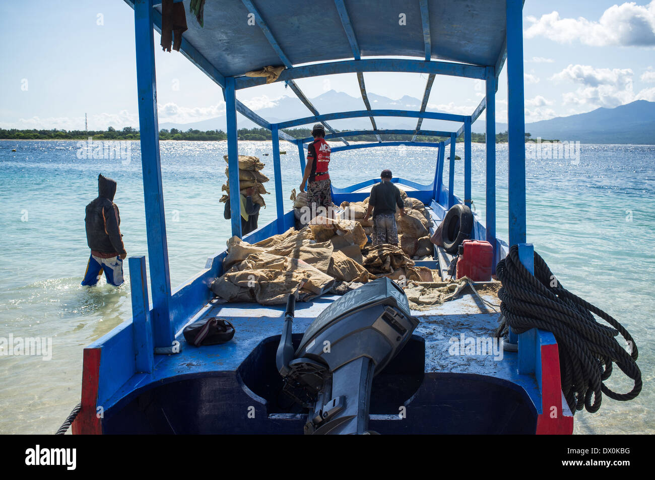 Zement-Träger auf Trawangan Insel. Indonesien. Auf kleinen indonesischen Inseln (Gili) gibt es keinen Hafen, am Strand laufen die Fäden Stockfoto