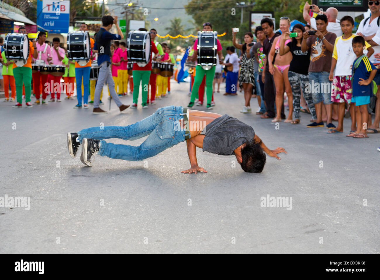 Breakdancer bei einer Parade in Patong, Phuket, Thailand Stockfoto
