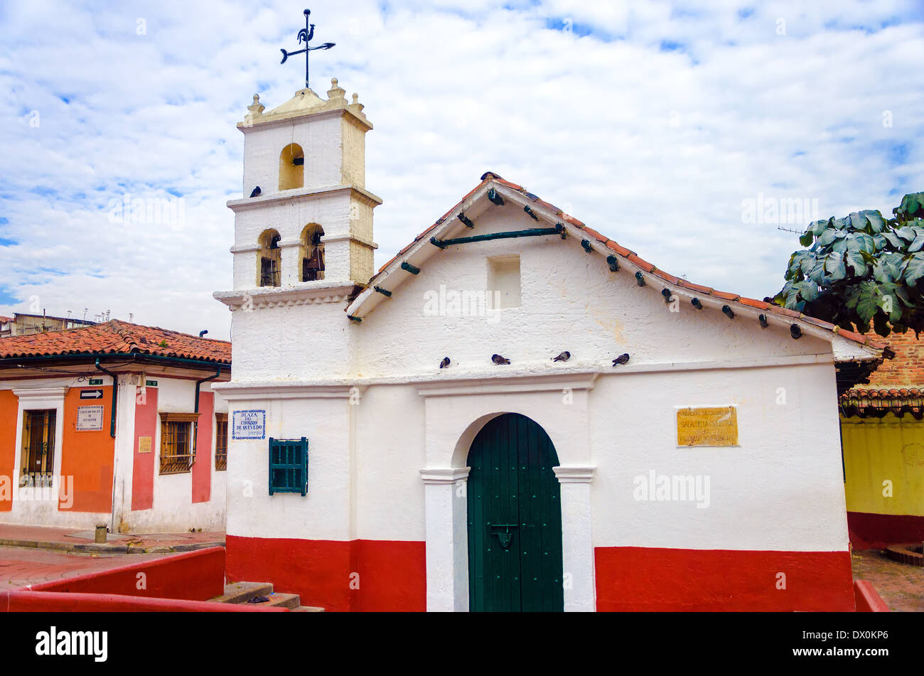 Alte weiße historische Kirche in La Candelaria-Viertel von Bogota, Kolumbien Stockfoto