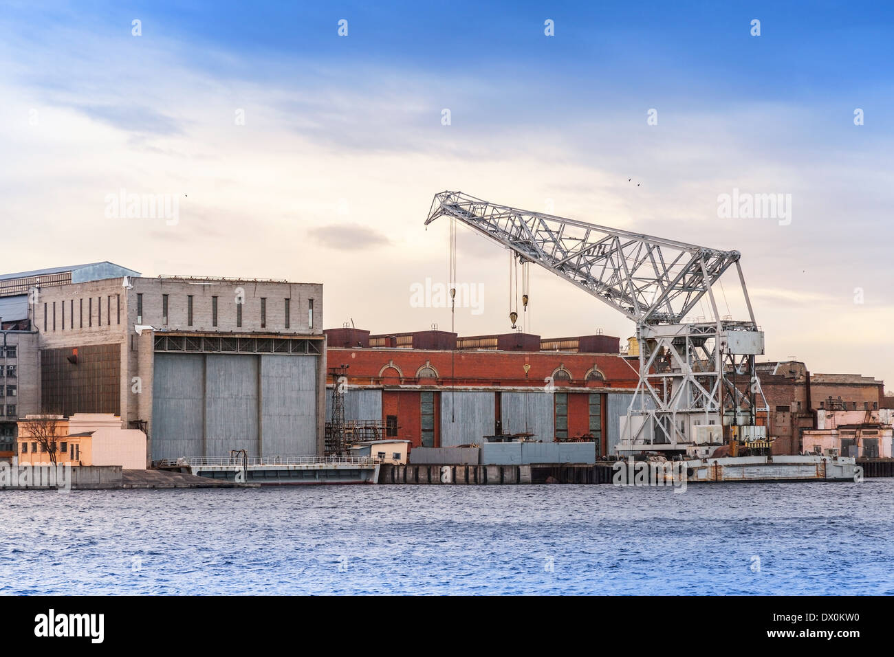 Große industrielle Schwimmkran auf Newa, St. Petersburg, Russland Stockfoto