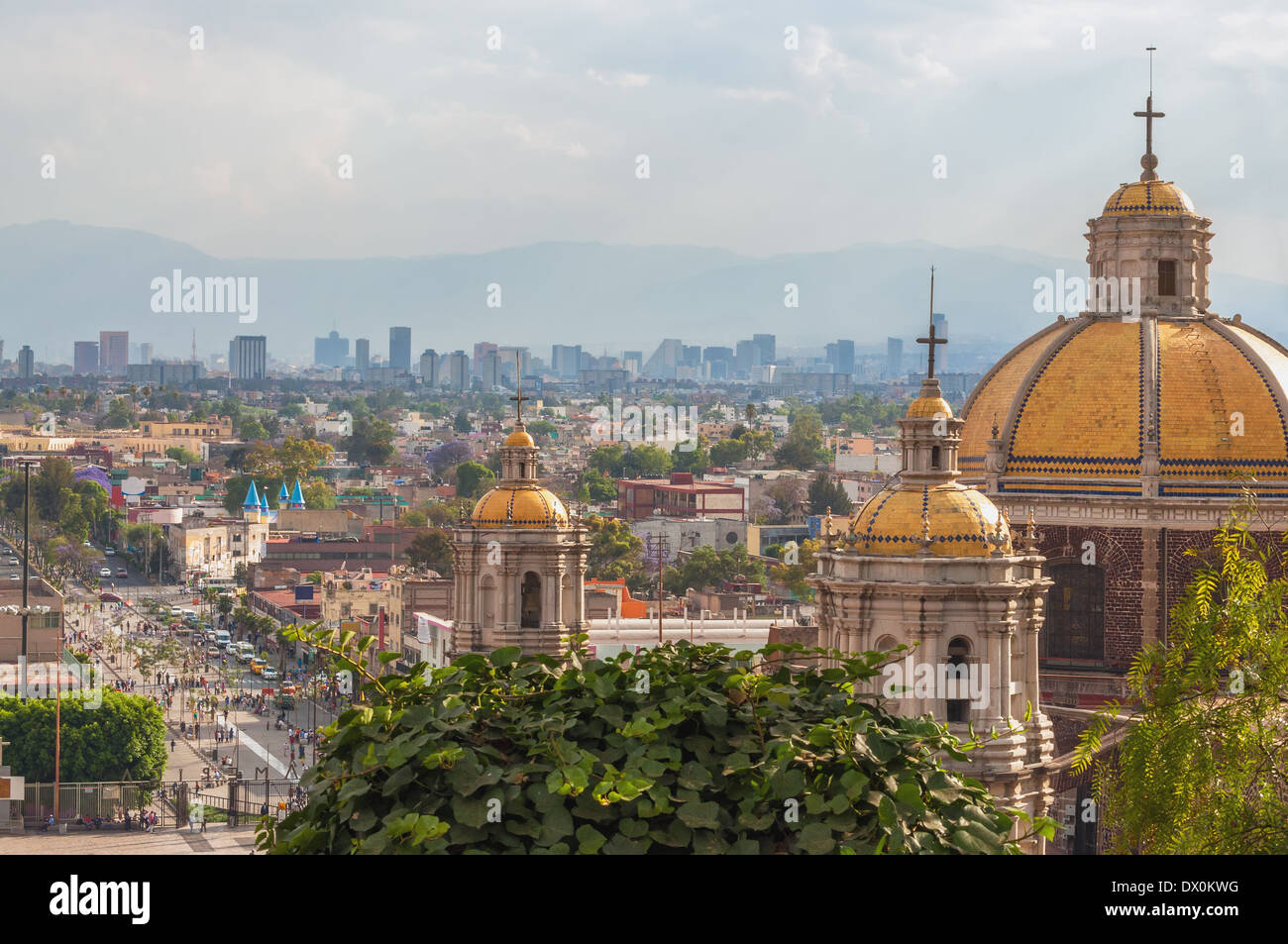 Alten Basilika von Guadalupe mit Mexiko-Stadt Skyline dahinter Stockfoto