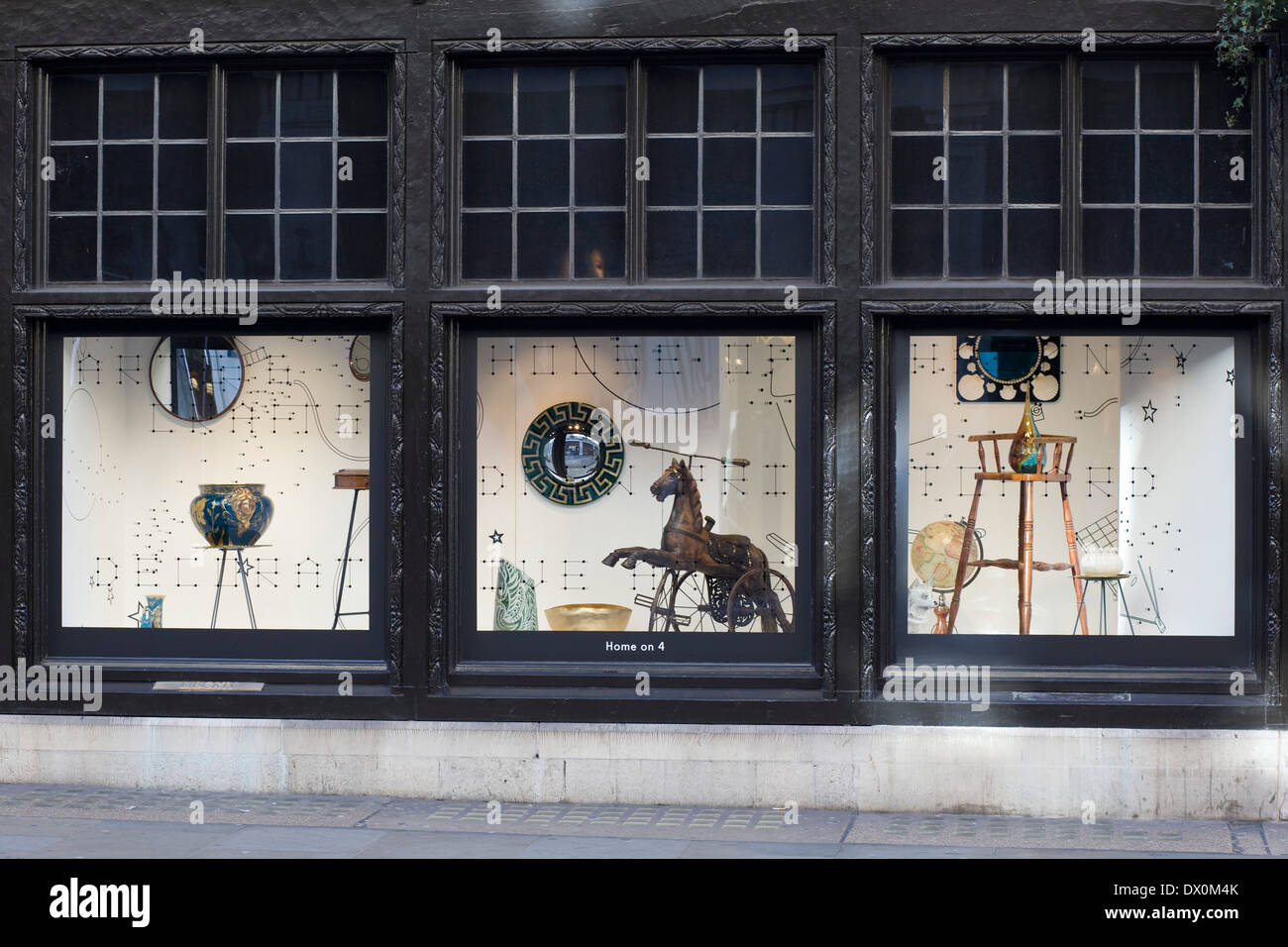 Liberty-Schaufenster in London England Stockfoto