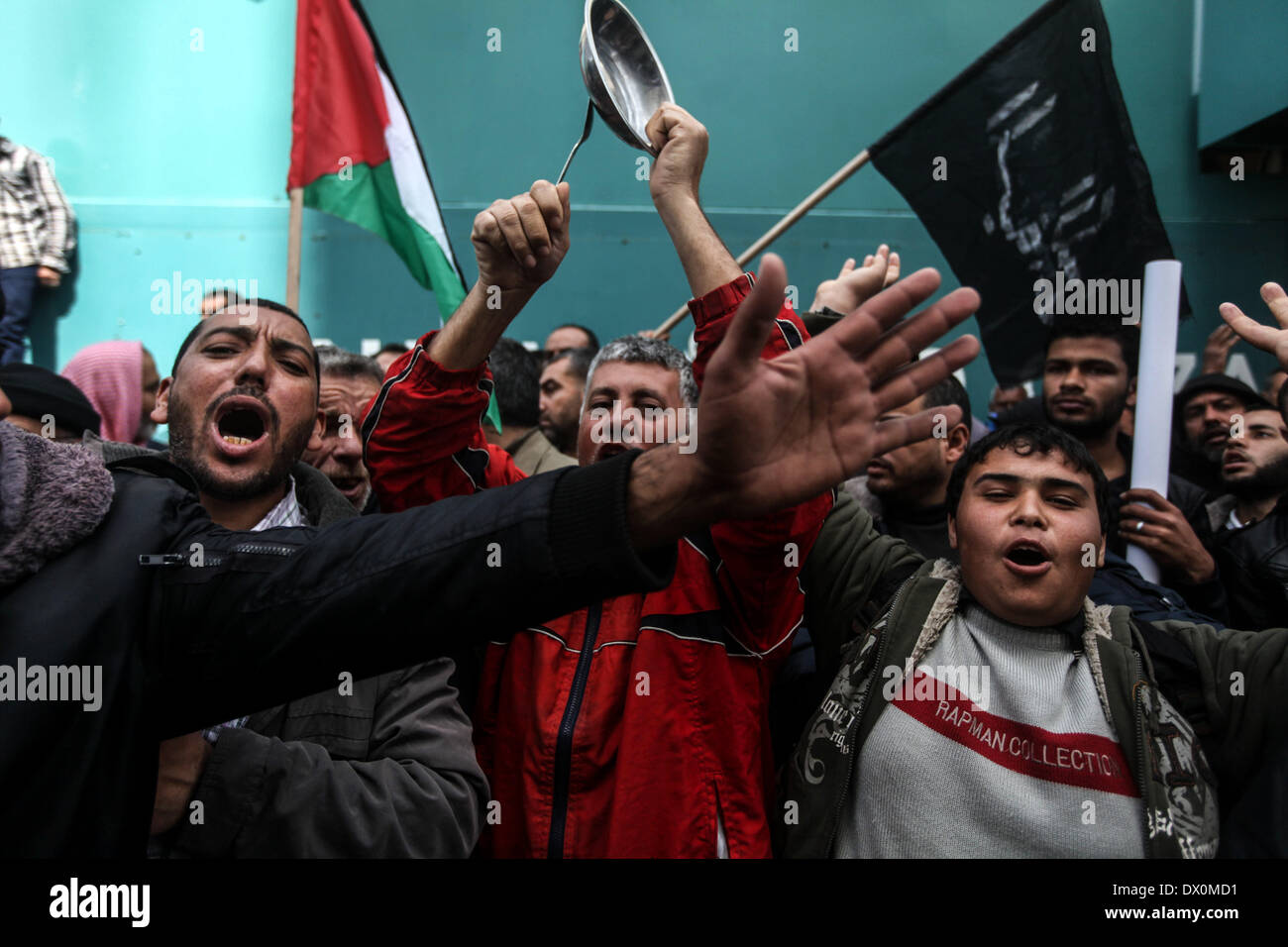 Gaza, Palästinensische Gebiete. 16. März 2014. Palästinenser nehmen Teil an einer Protestkundgebung gegen den Entscheid der United Nations Relief and Works Agency (UNRWA), Nahrungsmittelhilfe in den Gazastreifen vor der UNRWA in Gaza-Stadt am 16. März 2014 geliefert zu reduzieren. Bildnachweis: Majdi Fathi/NurPhoto/ZUMAPRESS.com/Alamy Live-Nachrichten Stockfoto