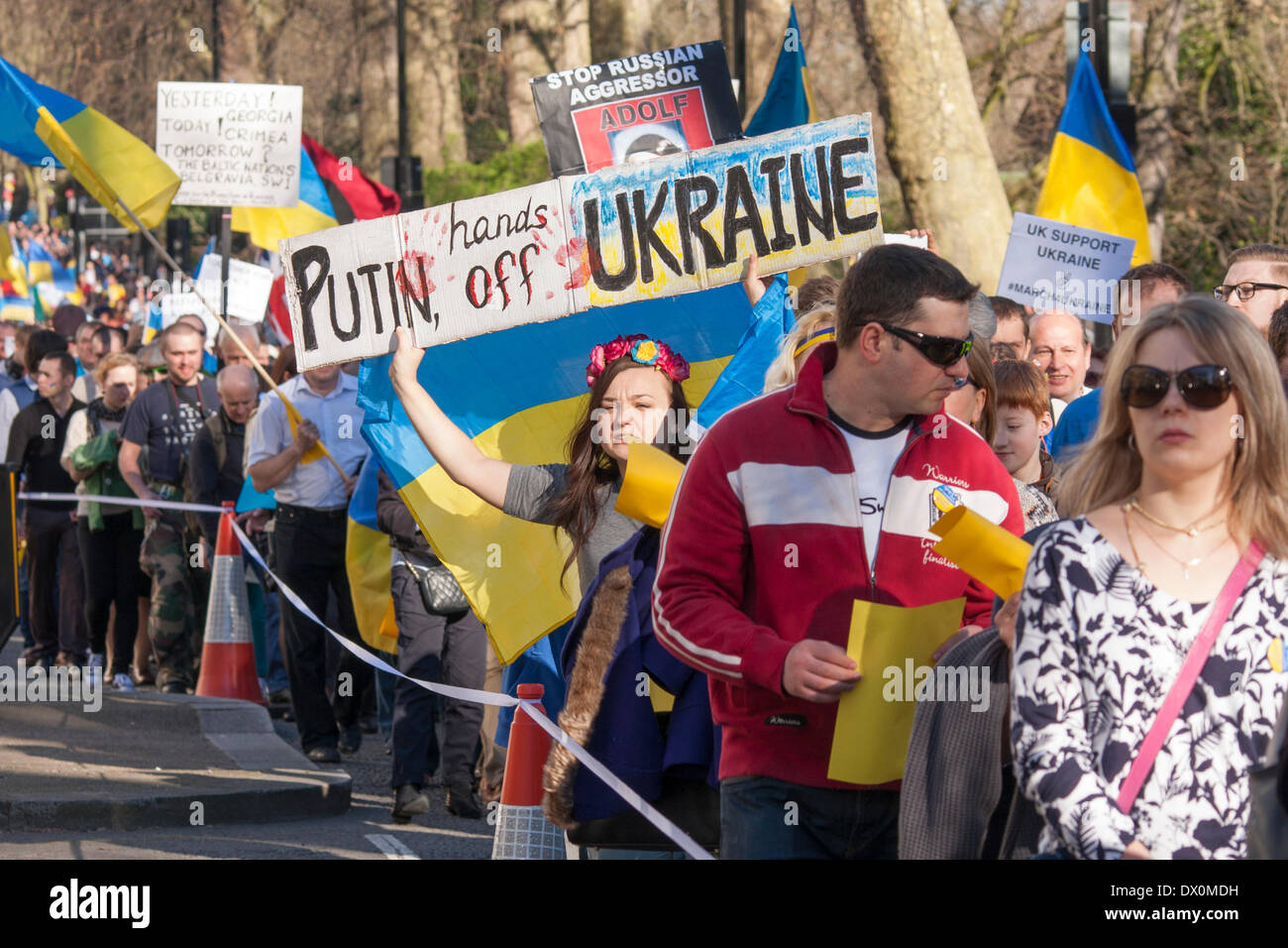 London, UK. 16. März 2014. Mehr als tausend, die vor allem Ukrainer und ihre Unterstützer der russischen Botschaft, protestieren gegen Putins "imperialistische Aggression", März als er hält seine in/Out-Referendum auf der Krim. Bildnachweis: Paul Davey/Alamy Live-Nachrichten Stockfoto