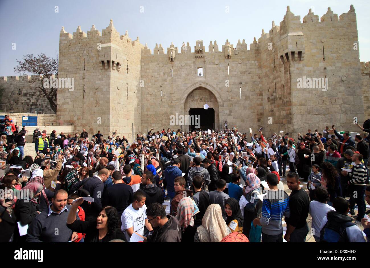 Jerusalem, Jerusalem, Palästina. 16. März 2014. Palästinensische Aktivisten beteiligen sich an einer Lesung Menschenkette in der Jerusalemer Altstadt, 16. März 2014. Über als 7000 palästinensische Aktivisten in die längste Lesung Menschenkette rund um die alte Stadtmauer versammelt, deckt sich mit der Teilnahme von 8000 Aktivisten aus Bethlehem, al-Ram, Ismailia in Ägypten und Oman Credit: Saeed Qaq/APA Images/ZUMAPRESS.com/Alamy Live News Stockfoto