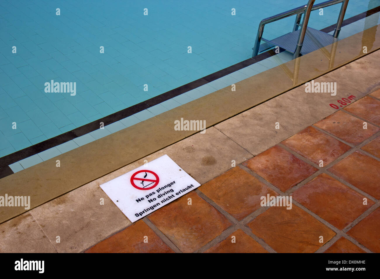 Kein Tauchen Schild am Rand der Swimmingpool des Hotels, in Englisch, Französisch und Deutsch Stockfoto