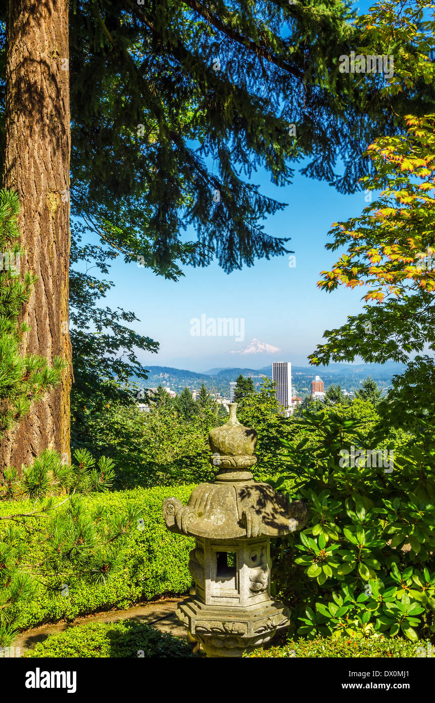 Stadtbild von Portland, Oregon, umrahmt von einer hohen Tanne Stockfoto