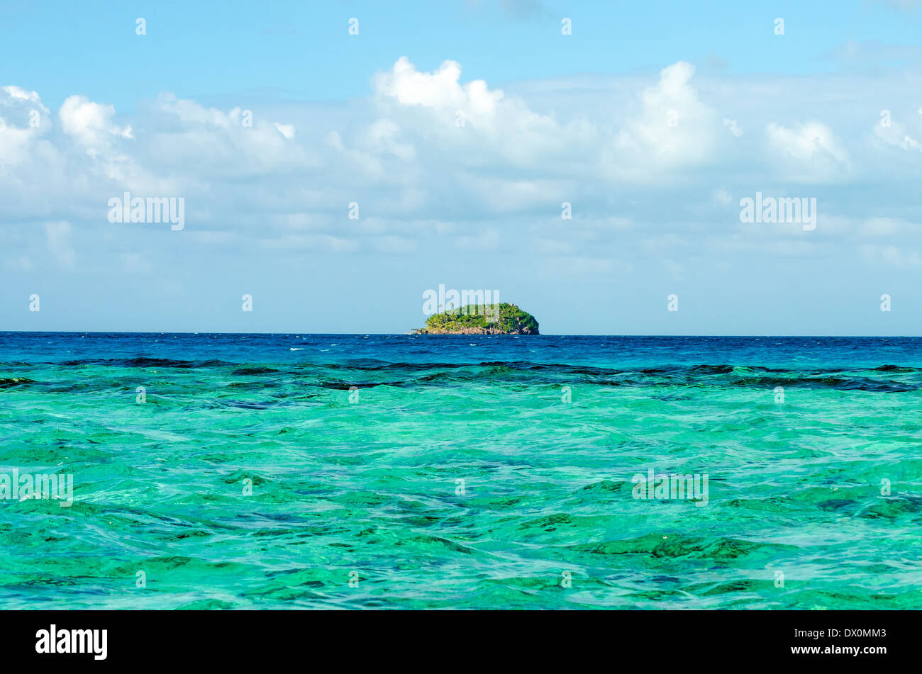 Kleine grüne Insel am Horizont des karibischen Meeres in der Nähe von San Andres y Providencia, Kolumbien Stockfoto