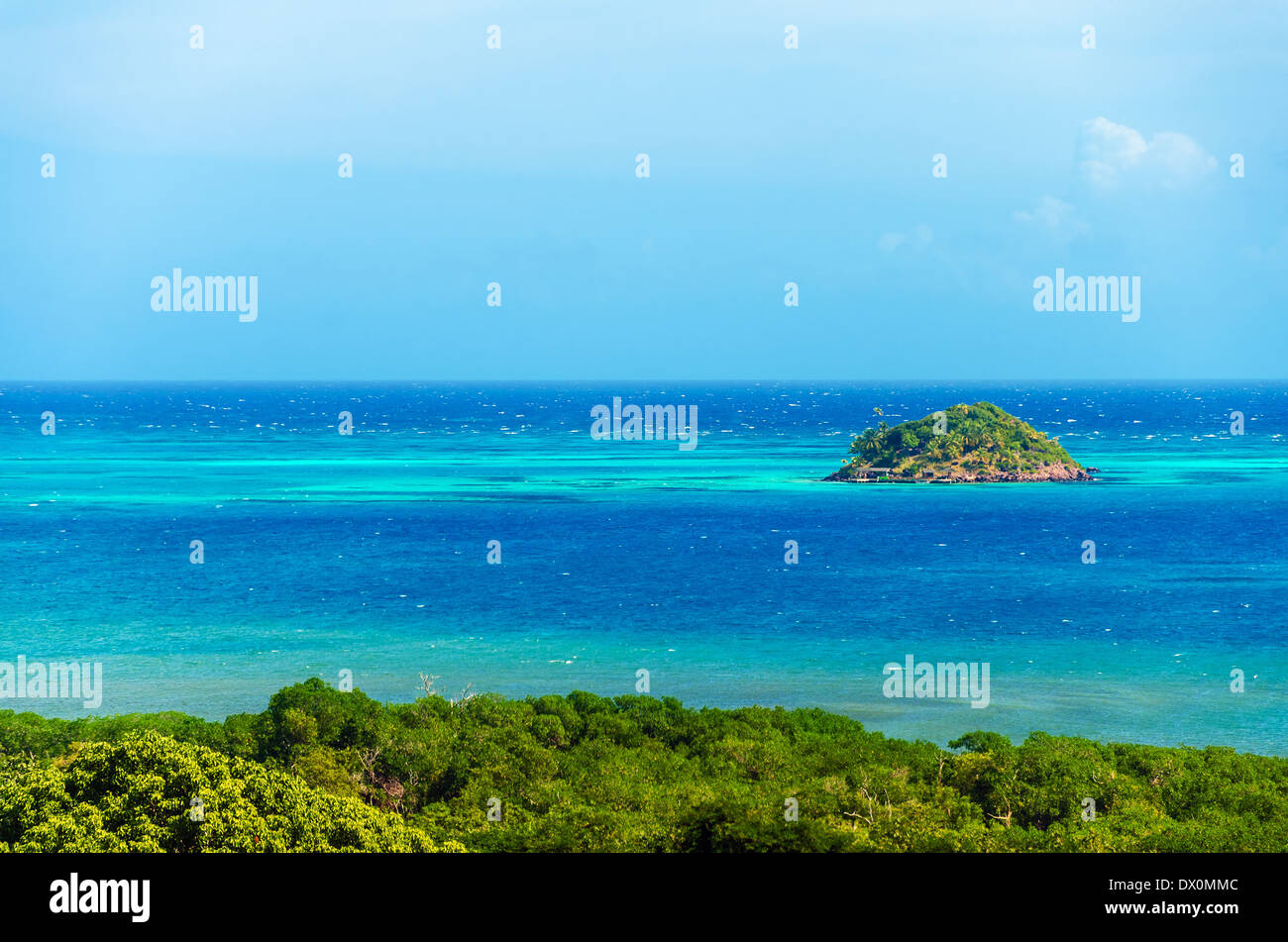 Kleine Insel in der Nähe von San Andres y Providencia, Kolumbien mit türkis-blauem Wasser umgeben Stockfoto