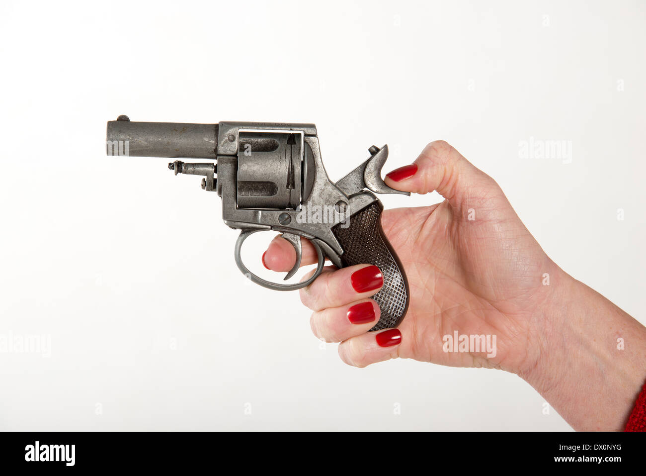 Frau mit einer Pistole. Spannen einen revolver Stockfoto