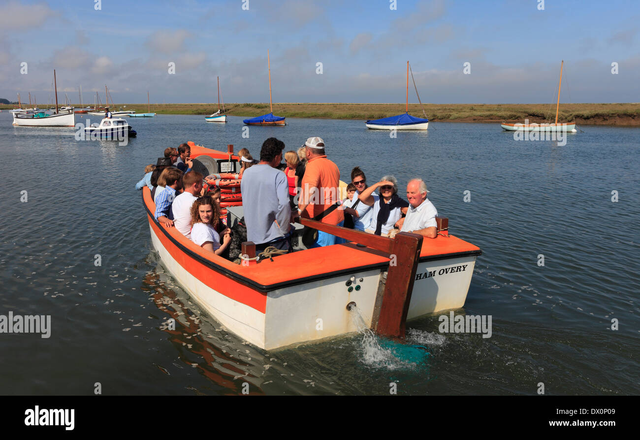 Boot Ausflügler verlassen den Hafen von Burnham Overy Staithe an der North Norfolk-Küste. Stockfoto