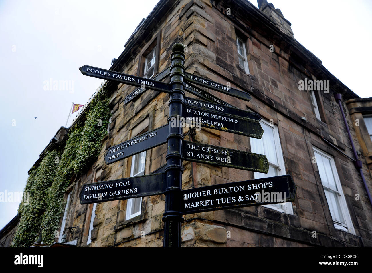 Touristeninformation Wegweiser Buxton Derbyshire UK Stockfoto