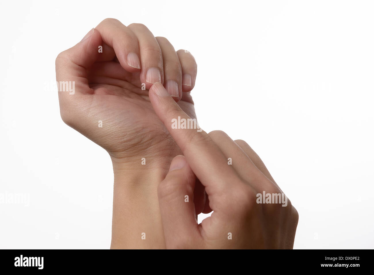 Frau mit natürlichen gepflegten Nägel auf ihre Nägel zeigen Zeichen der Hautalterung und Mangel an Mineralien Stockfoto