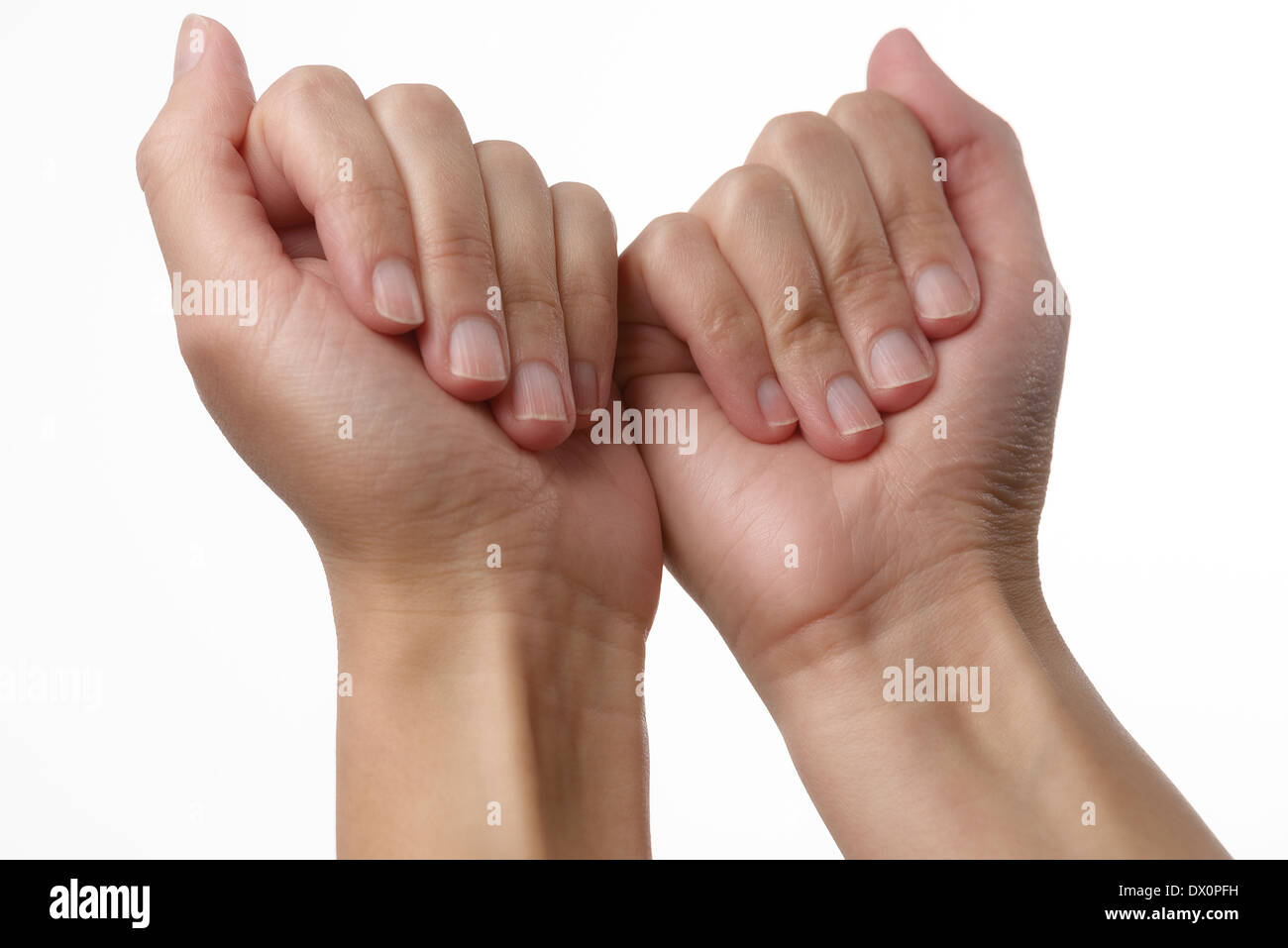 Frau mit natürlichen gepflegten Nägel anzeigen ihre Finger gebogen auf ihre Handflächen in eine Hautpflege, Nagel-Pflege und Schönheit Konzept Stockfoto