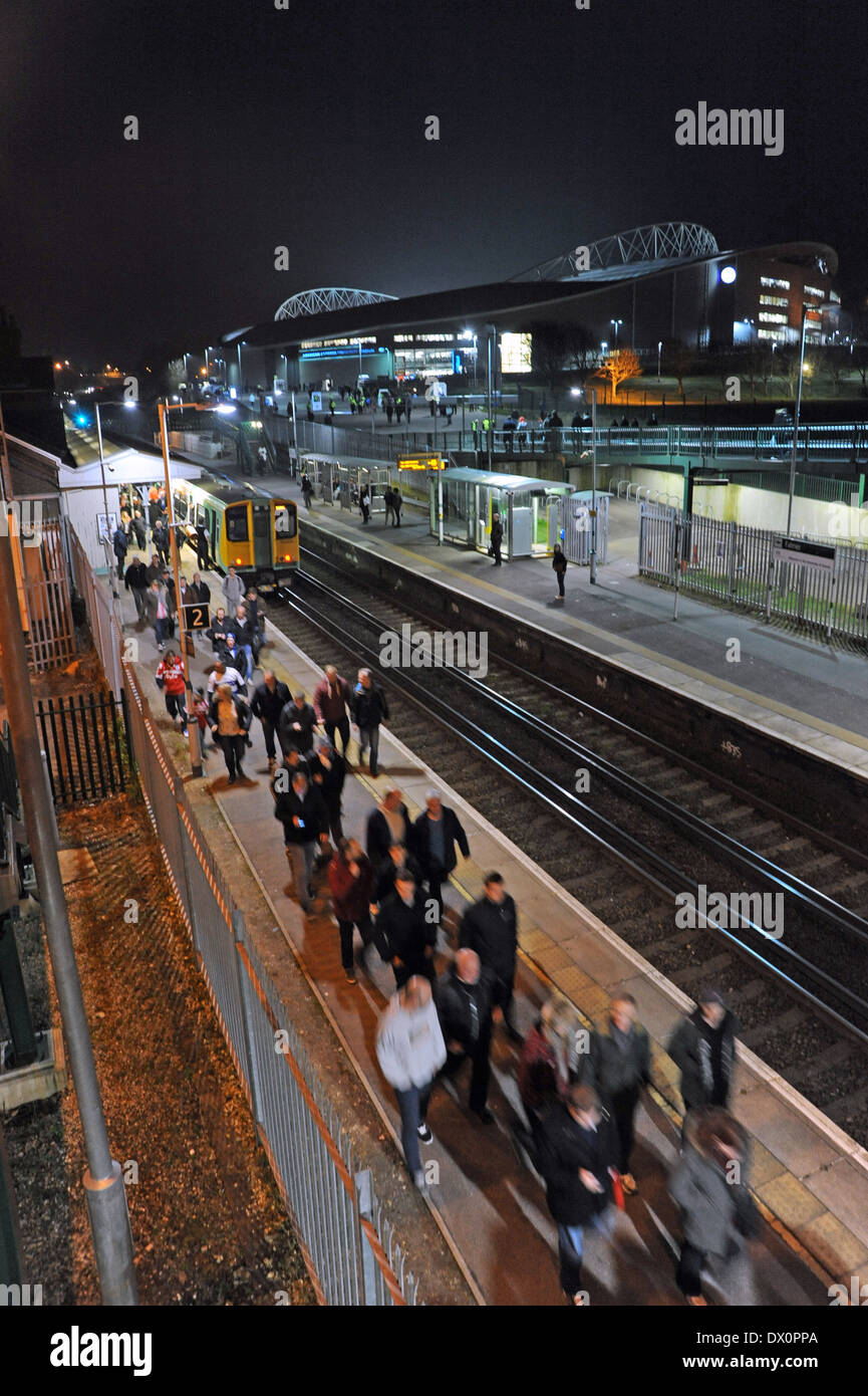 Fußball-Fans kommen bei Falmer Station per American Express Community Fußballstadion Brighton und Hove Albion UK Stockfoto