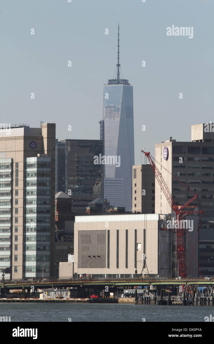 New York, New York, USA. 15. März 2014. New York Blick auf die Stadt von der Südspitze von Roosevelt Island. © 2013 Freiheit Turm © Bruce Cotler/Globe Photos/ZUMAPRESS.com/Alamy Live-Nachrichten Stockfoto