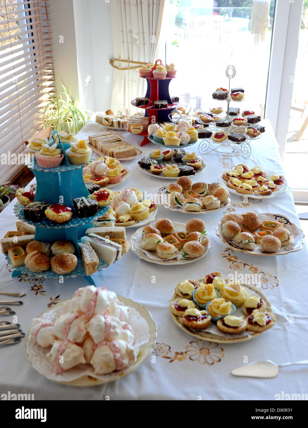 Vintage Creme Nachmittagstee mit Sandwiches und Kuchen auf einen Tisch gelegt Stockfoto