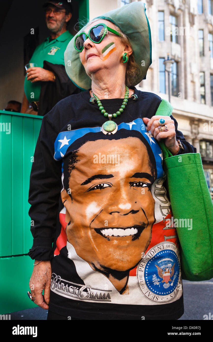 Eine Frau trägt ein T-shirt von Barack Obama während der St. Patricks Day Parade 2014, London. UK Stockfoto