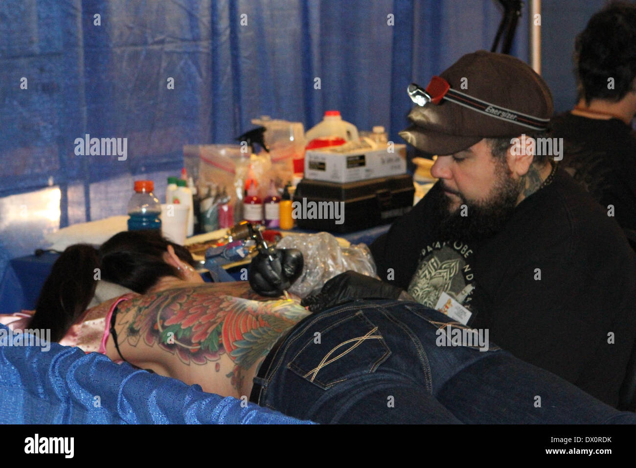 New York, New York, USA. 8. März 2014. 17. Jahrestagung der New-York-City-Tattoo statt im Roseland Ballroom in Manhattan. Tattoo-Künstler aus der ganzen Welt kommen zu diesem Übereinkommen für Auszeichnungen zu konkurrieren und zu zeigen, gibt es Geschick als Künstler. © 2014 weibliche ruft sie zurück getan © Bruce Cotler/Globe Photos/ZUMAPRESS.com/Alamy Live-Nachrichten Stockfoto