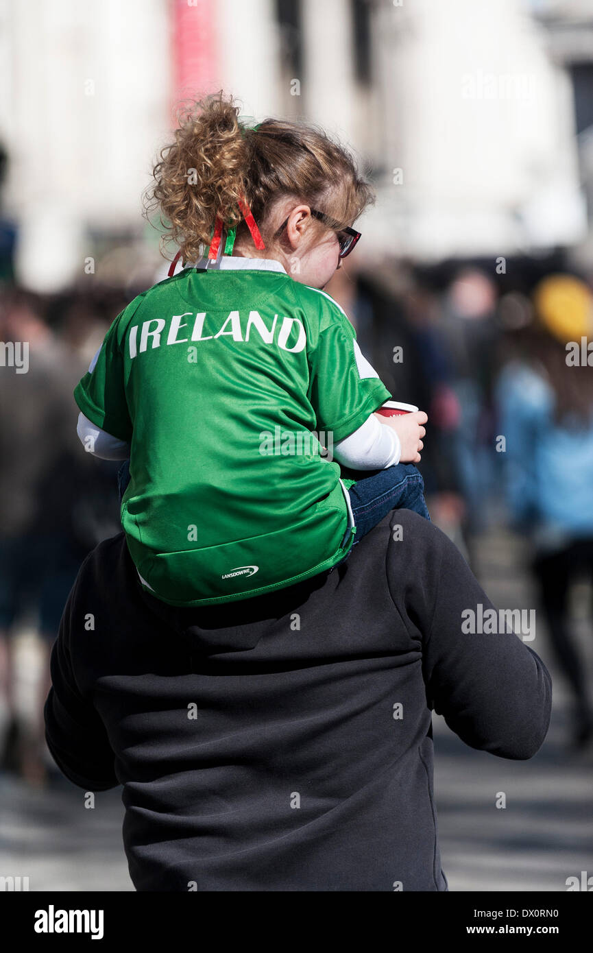 London, UK. 16. März 2014. Ein junges Mädchen tragen eine irische T Shirt erfolgt auf Vaters Schultern während der jährlichen St. Patricks Day Parade in London.  Fotograf: Gordon Scammell/Alamy Live-Nachrichten Stockfoto