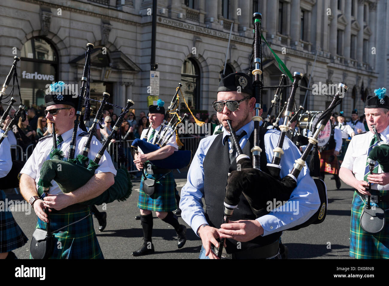London, UK. 16. März 2014. Die Flandern Memorial Pipe Band marschieren während der jährlichen St. Patricks Day Parade in London.  Fotograf: Gordon Scammell/Alamy Live-Nachrichten Stockfoto