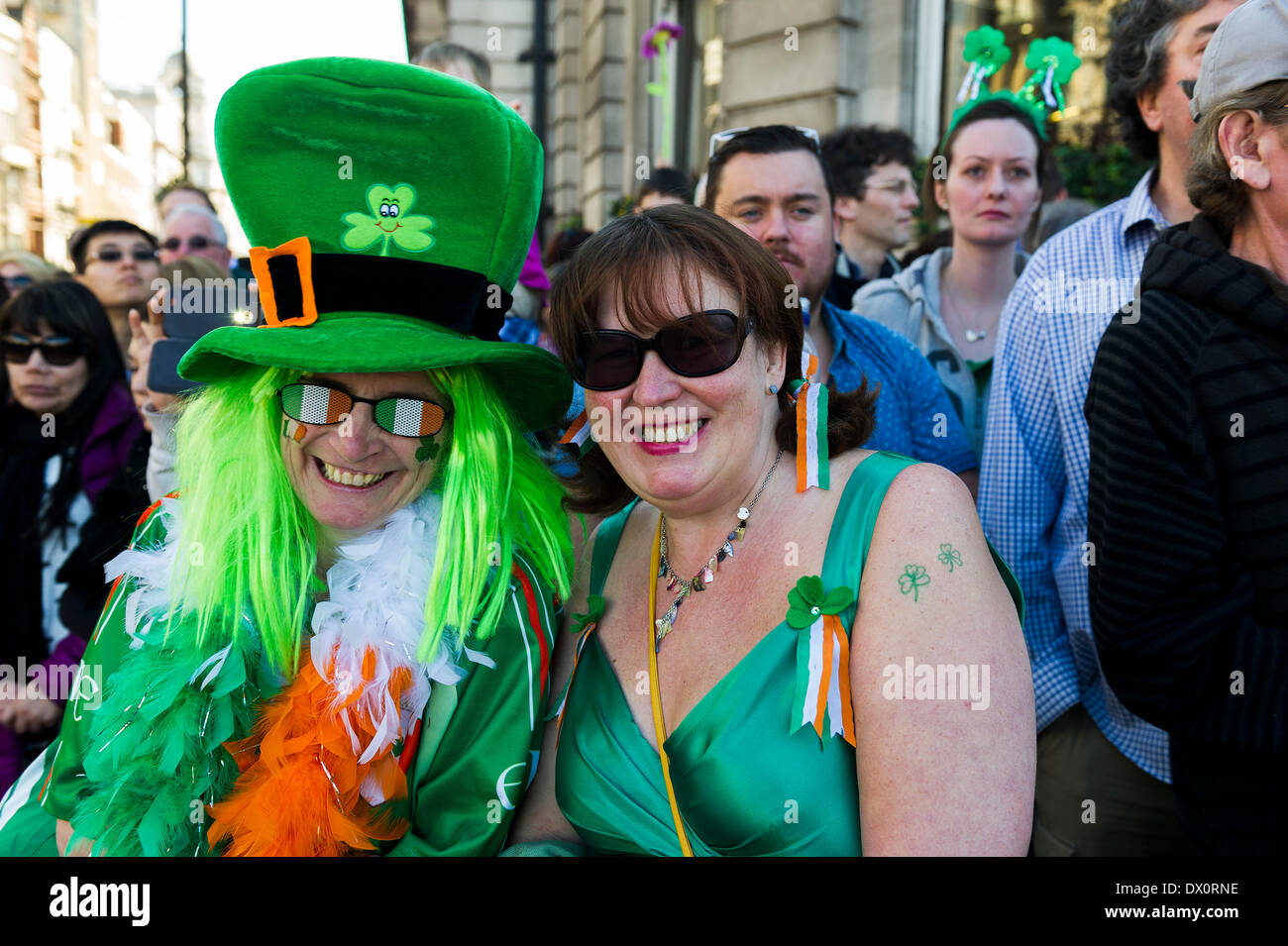 London, UK. 16. März 2014. Zwei irische Frauen genießen die jährlichen St Patricks Day Parade in London.   Fotograf: Gordon Scammell/Alamy Live-Nachrichten Stockfoto