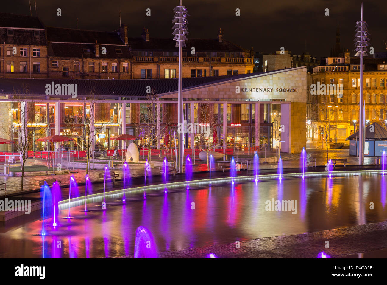 Centenary Square im City Park Bradford West Yorkshire mit dem größten künstlichen Wasserspiel in einer Stadt im Vereinigten Königreich. Stadt der Kultur 2025. Stockfoto
