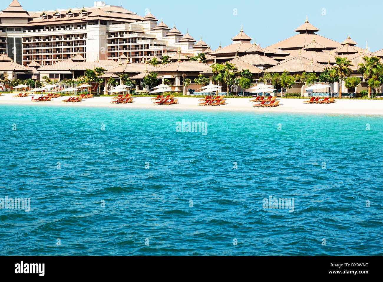 Strand des Luxushotels Thai-Stil auf der künstlichen Insel Palm Jumeirah, Dubai, Vereinigte Arabische Emirate Stockfoto