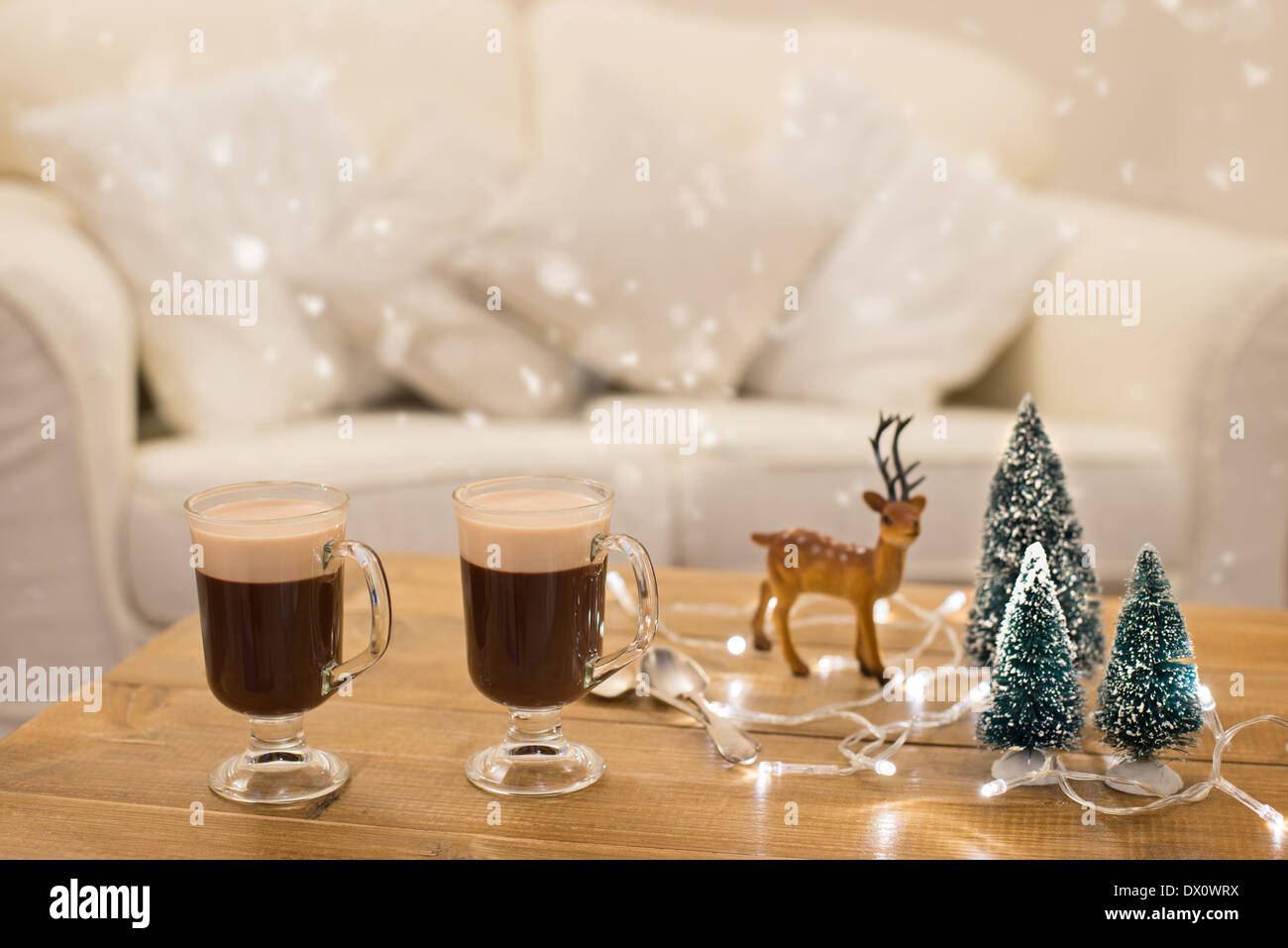 Winter Weihnachten Kaffees auf Tisch dekoriert mit Bäumen und Rentier Stockfoto